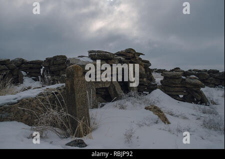 Grabstätten von nomadischen Kasachen auf die desolate Ustyurt Kasachstan Plateau in der Nähe der usbekischen Grenze. Stockfoto