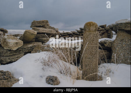 Grabstätten von nomadischen Kasachen auf die desolate Ustyurt Kasachstan Plateau in der Nähe der usbekischen Grenze. Stockfoto