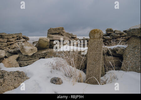 Grabstätten von nomadischen Kasachen auf die desolate Ustyurt Kasachstan Plateau in der Nähe der usbekischen Grenze. Stockfoto