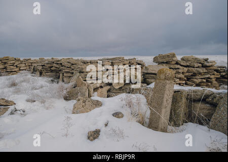 Grabstätten von nomadischen Kasachen auf die desolate Ustyurt Kasachstan Plateau in der Nähe der usbekischen Grenze. Stockfoto