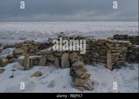 Grabstätten von nomadischen Kasachen auf die desolate Ustyurt Kasachstan Plateau in der Nähe der usbekischen Grenze. Stockfoto