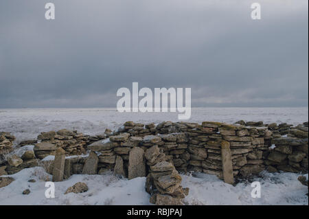 Grabstätten von nomadischen Kasachen auf die desolate Ustyurt Kasachstan Plateau in der Nähe der usbekischen Grenze. Stockfoto