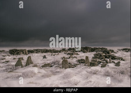 Grabstätten von nomadischen Kasachen auf die desolate Ustyurt Kasachstan Plateau in der Nähe der usbekischen Grenze. Stockfoto