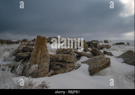 Grabstätten von nomadischen Kasachen auf die desolate Ustyurt Kasachstan Plateau in der Nähe der usbekischen Grenze. Stockfoto