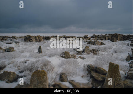 Grabstätten von nomadischen Kasachen auf die desolate Ustyurt Kasachstan Plateau in der Nähe der usbekischen Grenze. Stockfoto