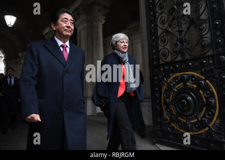 Premierminister Theresa May und der japanische Ministerpräsident Shinzo Abe in der Downing Street, London vor einem bilateralen Treffen. Stockfoto