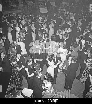 Tanz in den 1940er Jahren. Die Tanzfläche ist mit gut gekleideten tanzenden Paare gefüllt, Umzug in die Musik auf einer Party. Foto Kristoffersson Ref Z 4-2. Schweden 1941 Stockfoto