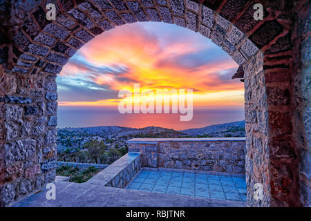 Den Sonnenuntergang von der mittelalterlichen Dichtmasse Dorf Avgonyma auf der Insel Chios, Griechenland Stockfoto