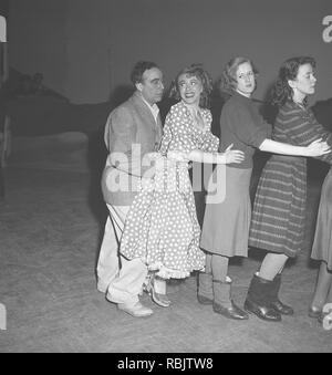 Tanz in den 1940er Jahren. Eine Gruppe von Frauen und ein Mann tanzen zusammen auf einer Zeile, halten jedes andere Hüften. Foto Kristoffersson Ref AG 14-6. Schweden 1940 Stockfoto