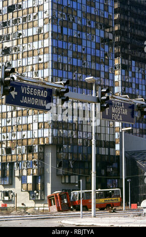 15. März 1993 während der Belagerung von Sarajevo: einen verlassenen Bus an der Basis der Unis Türmen auf Sniper Alley. Stockfoto