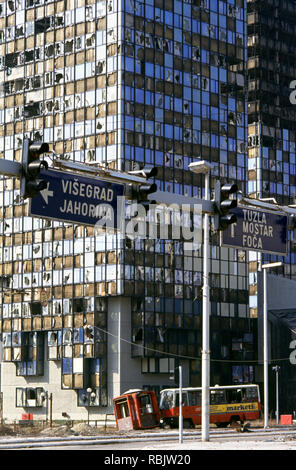 15. März 1993 während der Belagerung von Sarajevo: einen verlassenen Bus an der Basis der Unis Türmen auf Sniper Alley. Stockfoto
