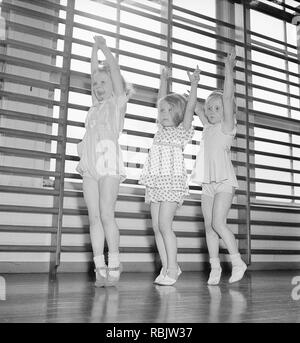 Gymnastik in den 1940er Jahren. Drei Kinder in verschiedenen Altersgruppen in einer Sporthalle haben einen Tanzkurs. Foto Kristoffersson Ref AC 3-3. Schweden 1940 Stockfoto