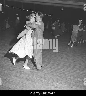 Tanz in den 1940er Jahren. Ein junges Paar an einem Tanz Veranstaltung ist Wirbel um auf der Tanzfläche. Foto Kristoffersson Ref AZ 45-2. Schweden 1940 Stockfoto