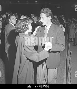 Tanz in den 1940er Jahren. Ein junges Paar an einem Tanz einander nahe, Umzug in die Musik mit einer Tanzveranstaltung. Foto Kristoffersson Ref AZ 45-3. Schweden 1940 Stockfoto