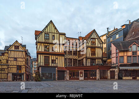 Typische Häuser in der Altstadt von Rouen, Normandie, Frankreich mit niemand Stockfoto