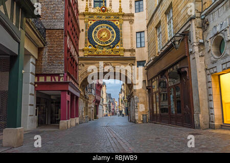 Alte gemütliche Straße in Rouen mit famos Große Uhren oder Gros Horloge von Rouen, Normandie, Frankreich mit niemand Stockfoto