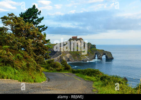 Strasse nach San Juan de Gaztelugatxe Insel im Baskenland, Spanien im Sonnenaufgang Stockfoto