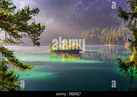 Schönen See mit Insel Der eibsee in Grainau, Bayerische Alpen, Deutschland im Sonnenaufgang Stockfoto