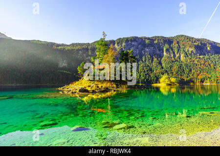 Wunderbare herbst Sonnenaufgang der Eibsee. Erstaunlich morgen Blick auf die Bayerischen Alpen an der österreichischen Grenze, in Deutschland, in Europa. Schönheit der Natur Konzept hinterg Stockfoto