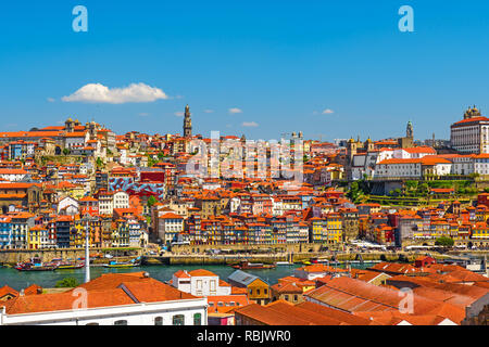 Porto, Portugal Altstadt Skyline aus über den Fluss Douro von Villa Nova de Gaia im sonnigen Tag Stockfoto