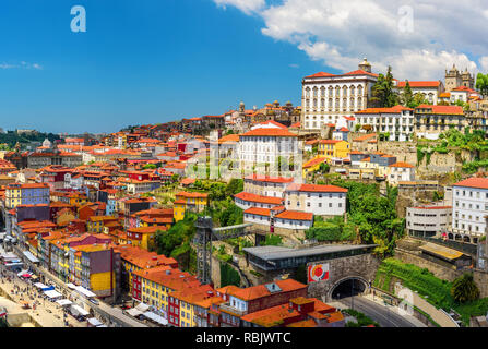 Porto, Portugal schöne Aussicht auf die Altstadt von Porto Dom Luis Brücke über den Fluss Douro in sonnigen Tag Stockfoto