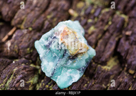 Raw Smaragd an natürlichen Holz- Hintergrund Stockfoto