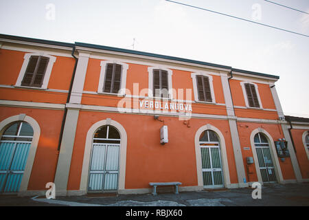 Den Bahnhof verolanuova Regional Bahn in Italien. Stadt in der Nähe von Brescia Stockfoto