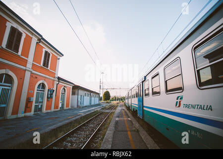 Den Bahnhof verolanuova Regional Bahn in Italien. Stadt in der Nähe von Brescia Stockfoto