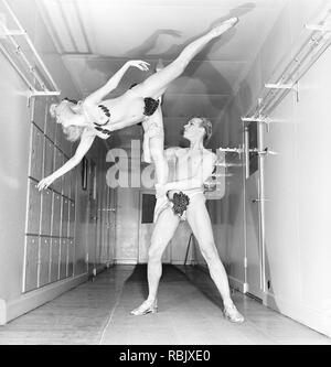 Tanz in den 1950er Jahren. Ein junges Paar, das hinter den Kulissen im Theater tanzen zusammen in ihre bühnenkostüme rehersing vor ihr Gleichgewicht handeln. Foto Kristoffersson Ref.-BA54-10. Schweden 1950 Stockfoto