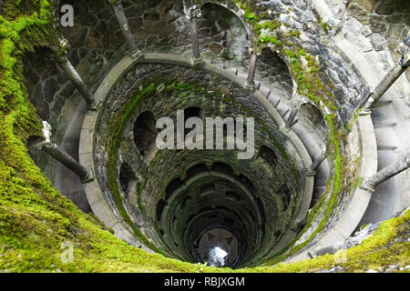 Sintra, Portugal zu Beginn gut in Quinta da Regaleira Park Stockfoto