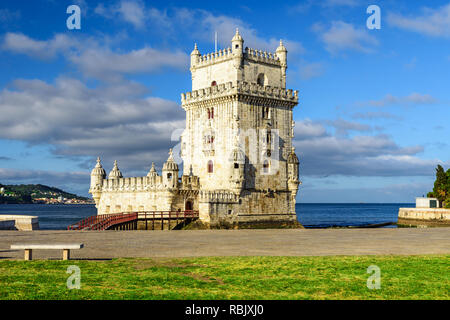 Lissabon, Portugal, 10. Mai 2018: Belem Turm auf den Fluss Tejo bei Sonnenaufgang Stockfoto