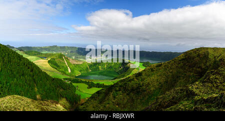 Azoren, Portugal. Schöner Panoramablick auf Sete Cidades Seen aus den Bergen auf der Insel San Miguel am Morgen Stockfoto