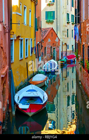 Perspektive der venezianischen Kanal mit angelegten Boote, Venedig, Italien Stockfoto