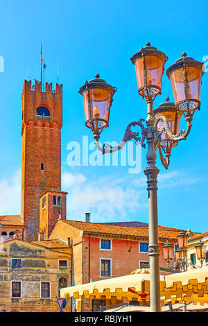 Alte straße Laterne und Civic Tower im Hintergrund von Treviso, Venetien, Italien Stockfoto