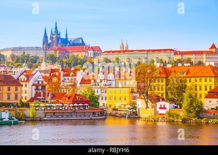 Die Vew der Waterfront und Burg (Hradschin) in Prag, Tschechische Republik Stockfoto