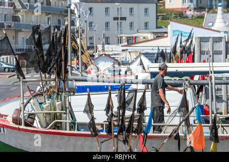 Fischer auf dory, flacher Boden Fischerboot in Dieppe, Seine-Maritime, Normandie, Frankreich Stockfoto