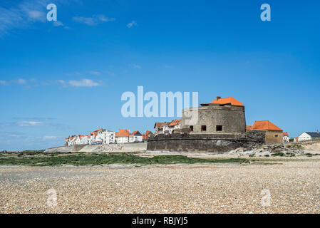 Fort Mahon und Kies Strand bei Ebbe an Ambleteuse auf steinigen Nordsee Küste, der Côte d'Opale/Opal Küste, Frankreich Stockfoto