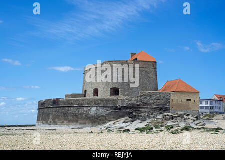 Fort Mahon und Kies Strand bei Ebbe an Ambleteuse auf steinigen Nordsee Küste, der Côte d'Opale/Opal Küste, Frankreich Stockfoto