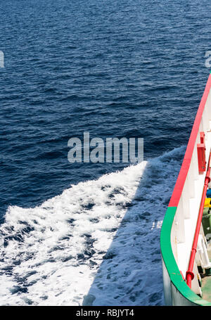 Blick auf das Meer vom Bug aus einer Autofähre über die Meerenge von Messina. Vertikale Ansicht Stockfoto