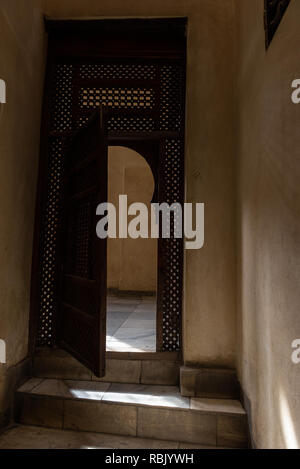 Zimmertüre mit mashrabiya Motive in Bayt Al-Suhaymi, Haus der Suhaymi, ist eine alte osmanische Ära House Museum in das islamische Kairo, Ägypten. Es war original Stockfoto