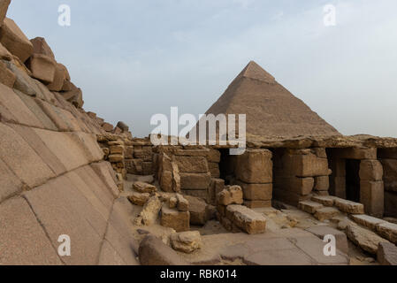Blick auf die Pyramide des Khafre mit den Grabbeigaben Tempel von der Pyramide des Menkaure im Vordergrund. Die Pyramide des Menkaure ist der Kleinste der Th Stockfoto