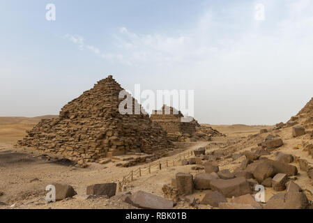 Die Königinnen Pyramiden von menkaure und drei kleine Königinnen Pyramiden sind auf der Südseite der Pyramide liegt und, wie die anderen Repositories, sie wer Stockfoto