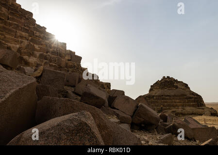 Stern der Sonne strahlen, die auf die Kante der Pyramide des Menkaure mit der er Königinnen Pyramiden von Menkaure in den Rücken. Die Pyramide des Menkaure ist Stockfoto