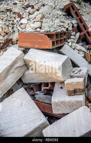 Hintergrund von Bauschutt mit Terrakotta Ziegel und andere weiße Stein Steine sehr berühmt in Sizilien. Vertikale Ansicht Stockfoto