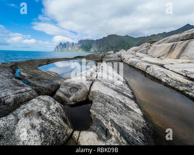 Küste bei Tungeneset, Aussicht auf den berühmten Felsen zum Gipfel der Bergkette Okshornan, Insel Senja, Troms, Nordnorwegen, Norwegen Stockfoto