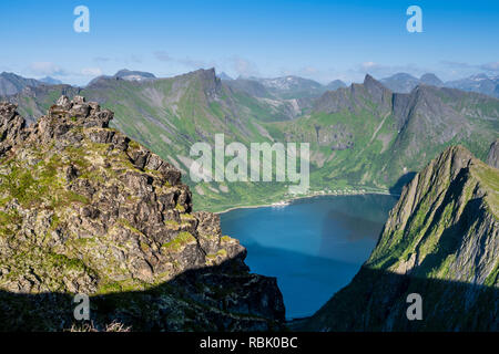 Während der Wanderungen bis zu Husfjell, Gipfel des Berges Litjebrusen (rechts) über dem Fjord Steinfjord, Senja, Troms, Norwegen Stockfoto