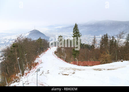 Skipiste von Piatra Neamt, Rumänien zu Beginn des Winters Stockfoto