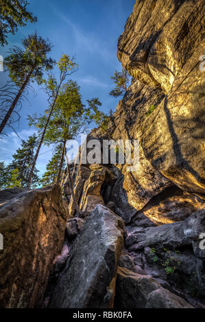 Stein massiv im Sonnenuntergang auf szczeliniec Wielki in Nationalpark Stolowe Berge, Polen Stockfoto