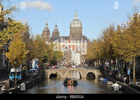 Der Basilika des Heiligen Nikolaus liegt im alten Zentrum von Amsterdam, Niederlande gelegen, ganz in der Nähe des Amsterdam Hauptbahnhof. Es ist die Stadt der Römisch-katholischen Kirche. Stockfoto