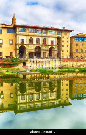 Florenz, Italien, Ansicht mit Uffizien Fassade und Reflexion in den Fluss Arno, Toskana Stockfoto